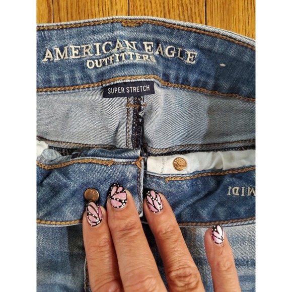 American Eagle AEO womens Sz 2 Super stretch Cut Off Denim shorts Medium Wash - Picture 2 of 4